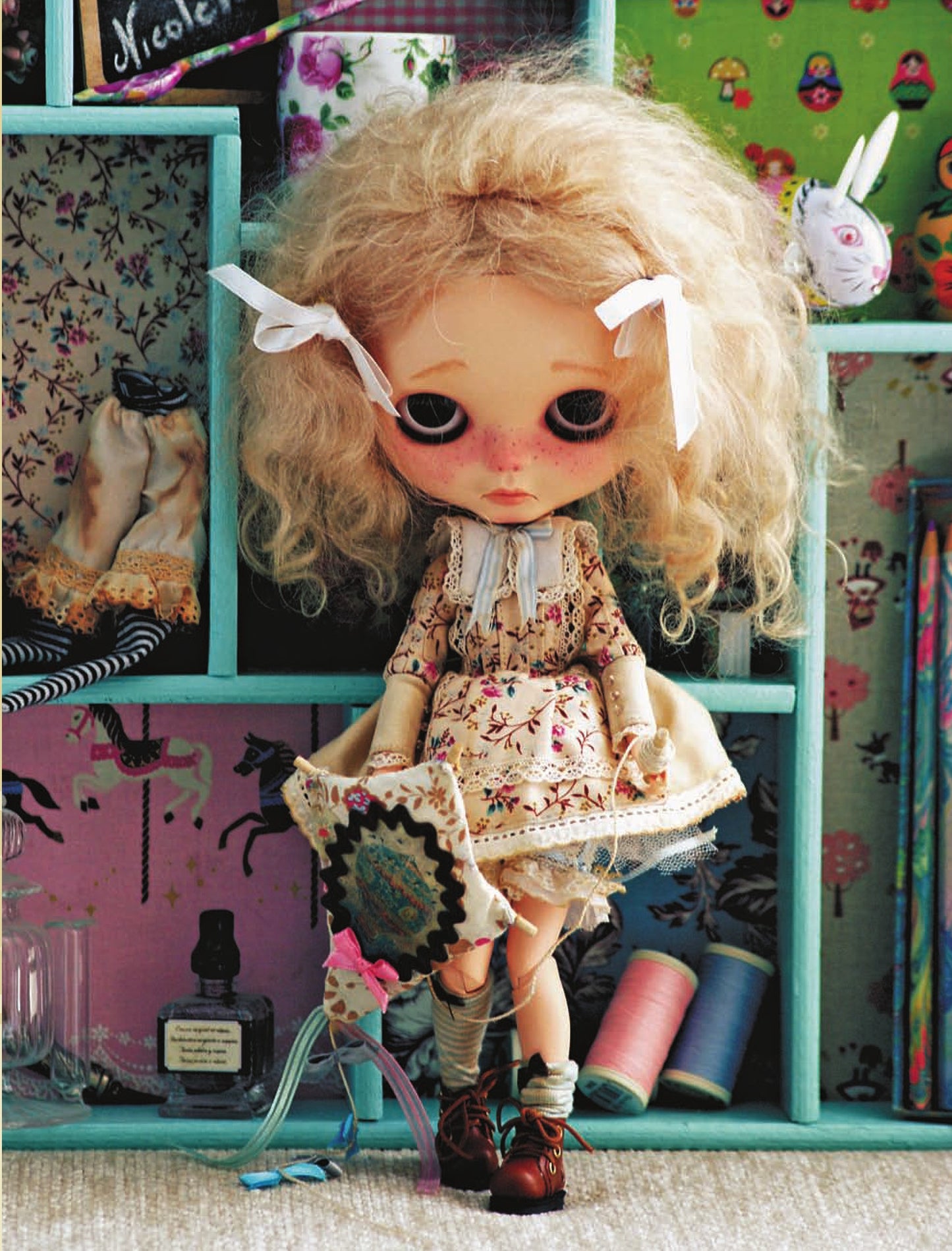 The Doll Scene An International Collection of Crazy, Cool, Custom-Designed Dolls (Louis Bou)